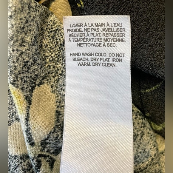 Dynamite black floral long sleeve vneck blouse top women’s size small - Picture 8 of 8